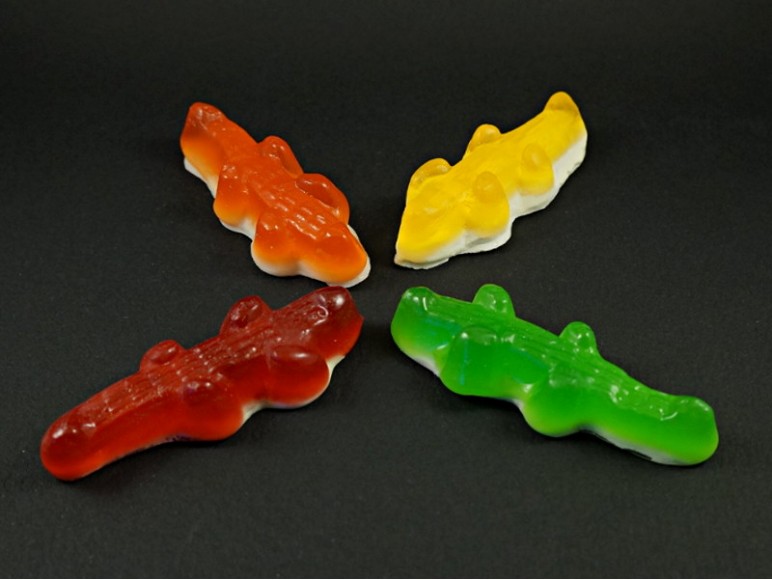 Porte-clé bonbon crocodile en résine, coloris au choix. Porte-clé gourmand  en résine.