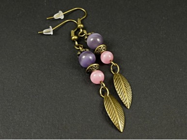 Boucles d'oreilles perles et breloques couleur bronze