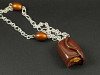 Collier artisanal en Fimo représentant une barre chocolatée Mars