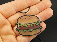 Collier artisanal en plastique fou motif hamburger