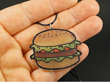 Collier artisanal en plastique fou motif hamburger