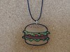 Collier artisanal en plastique fou motif hamburger