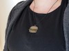 Collier artisanal en plastique fou motif hamburger