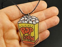 Collier artisanal en plastique fou motif carton de popcorn