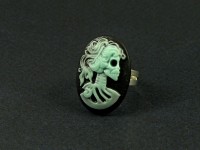 Bague avec un camée en résine façon squelette