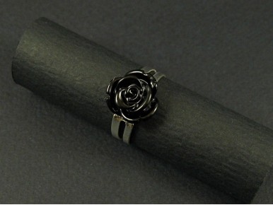 Bague fleur noir