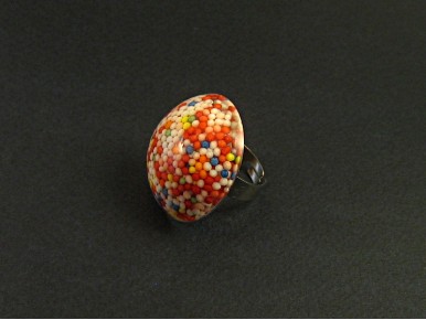 Bague fantaisie résine avec des billes multicolores