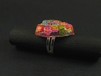 Bague artisanale en résine incrustée de Fimo