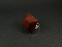 Bague en résine artisanale en forme de pyramide marron