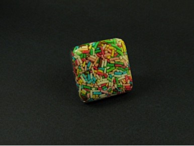 Bague fantaisie en résine remplie de bonbons vermicelles colorés