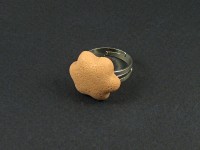 Bague représentant des pâtés de sables