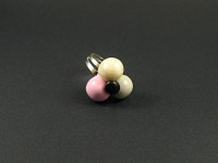 Bague artisanale avec des boules de pâte polymère