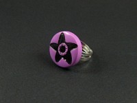 Bague ronde violette décorée d'une étoile noire