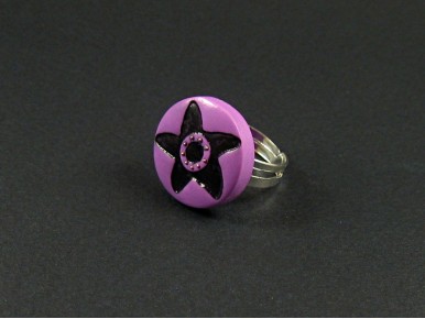 Bague ronde violette décorée d'une étoile noire