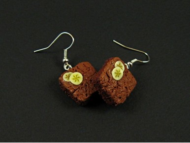 Boucles d'oreilles gourmandes en argile polymère représentant des brownies chocolat