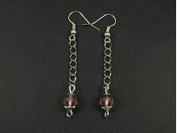 Boucles d'oreilles avec une longue chainette terminée par une perle de verre