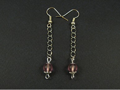 Boucles d'oreilles avec une longue chainette terminée par une perle de verre