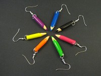 Boucles d'oreilles artisanales représentant des crayons de couleur