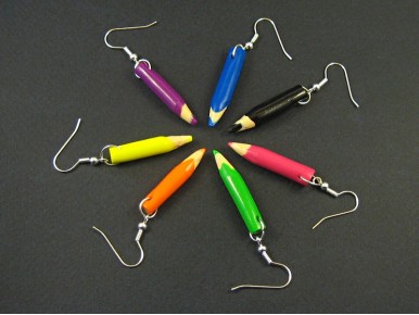 Boucles d'oreilles artisanales représentant des crayons de couleur