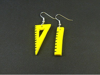 Boucles d'oreille dépareillées représentant une équerre et une régle de couleur jaune