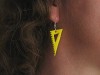 Boucles d'oreille dépareillées représentant une équerre et une régle de couleur jaune