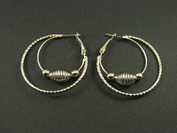 Boucles d'oreilles créoles avec une perle cage