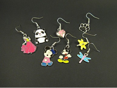 Boucles d'oreilles personnages (Mickey,Minnie....) en métal émaillé