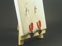 Boucles d'oreille pendantes en perles de verre facettées rouges et de breloques métalliques fraise