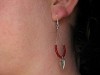 Boucles d'oreille pendantes en perles de verre facettées rouges et de breloques métalliques fraise