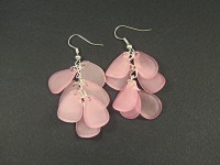 Boucles d'oreilles grappes de pétales roses givrées