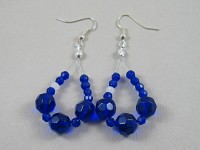 Montage de perles bleues électriques pour des boucles tendances