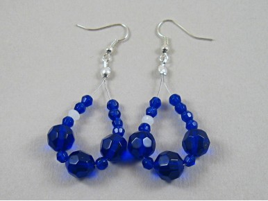 Montage de perles bleues électriques pour des boucles tendances