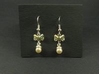 Boucles d'oreilles noeuds strassés vert et perles nacrées