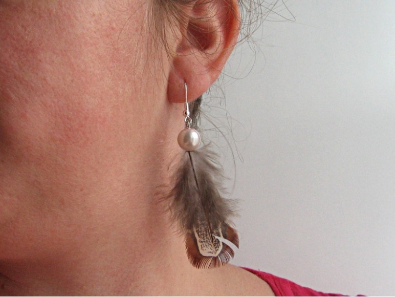 Boucles D'oreilles Pendantes Plumes Nacrées Avec Perle – Neuf Avec étiquettes