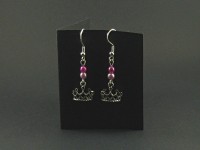 Boucles d'oreille couronnes agrémentées de perles roses