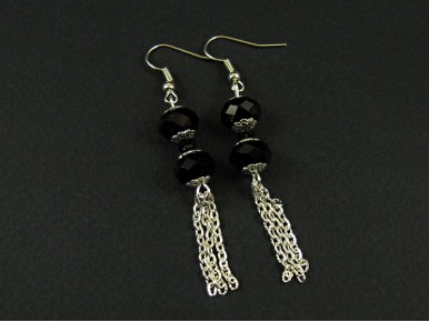 Boucle d'oreille chic en perles facettées noires avec chainettes