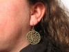 Boucle d’oreille fantaisie couleur bronze disque à motifs