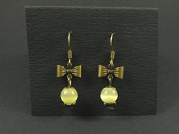 Boucles d'oreilles noeud couleur bronze avec une perle jaune clair