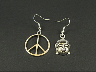Boucles d'oreilles dépareillées Bouddha et Peace and Love