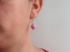 Boucles d'oreilles artisanales perles bicolores fuchsia et blanc