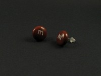 Boucles d'oreilles format puce représentant des m&m's au chocolat
