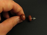 Boucles d'oreilles fantaisie format puce cabochon ovale en pierre naturelle couleur marron métallisé