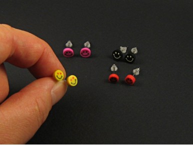 Boucles fantaisie en puces smileys colorés