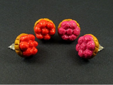 Boucles d'oreille puces représentant des tartelettes de fruits rouges