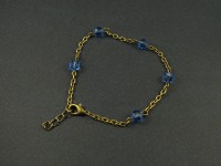 Bracelet fantaisie couleur bronze avec des perles de verre facettées bleues