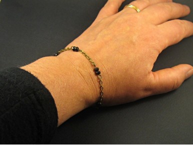 Bracelet fantaisie chaine bronze et perles facettées noires