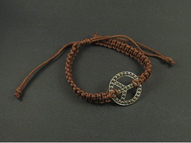 Bracelet peace and love utilisant le tressage shamballa