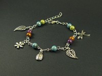 Bracelet fantaisie artisanal regroupant des perles magiques et des breloques