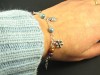 Bracelet fantaisie artisanal regroupant des perles magiques et des breloques