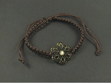 Bracelet rosace utilisant le tressage du shamballa